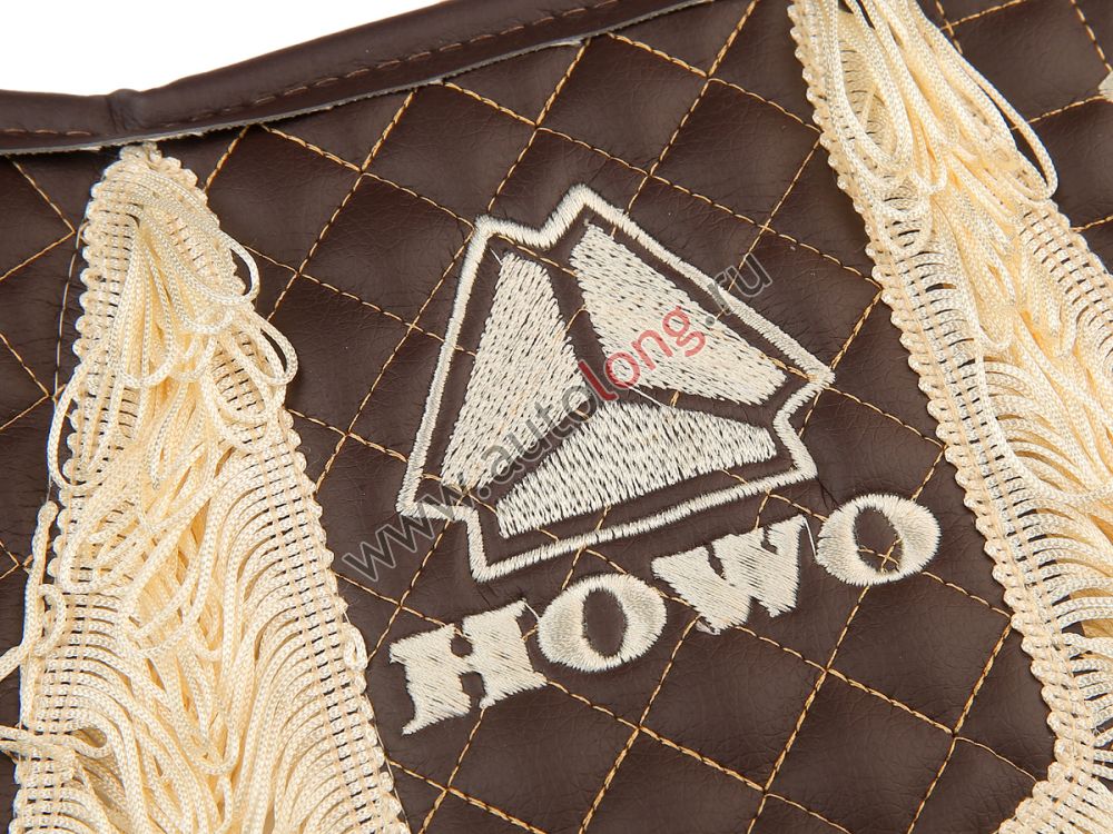Вымпел автомобильный Тройной HOWO (экокожа с вышивкой) коричневая кожа и бежевая бахрома (11917) Вымпел автомобильный Тройной HOWO (экокожа с вышивкой) коричневая кожа и бежевая бахрома (11917)