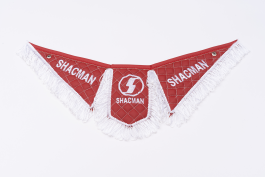 Вымпел Тройной (эко-кожа) вышивка SHACMAN красный с белой бахромой Вымпел Тройной (эко-кожа) вышивка SHACMAN красный с белой бахромой