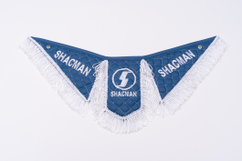 Вымпел Тройной (эко-кожа) вышивка SHACMAN синий с белой бахромой Вымпел Тройной (эко-кожа) вышивка SHACMAN синий с белой бахромой