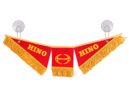 Вымпел тройной автомобильный HINO на присосках (47х12 см) красный фон Вымпел тройной автомобильный HINO на присосках (47х12 см) красный фон