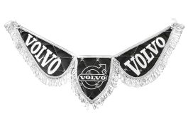Вымпел тройной VOLVO из черной эко-кожи с белой бахромой (на присосках) Вымпел тройной VOLVO из черной эко-кожи с белой бахромой (на присосках)