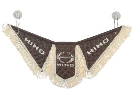 Вымпел автомобильный Тройной HINO (экокожа с вышивкой) коричневая кожа и бежевая бахрома (11916) Вымпел автомобильный Тройной HINO (экокожа с вышивкой) коричневая кожа и бежевая бахрома (11916)