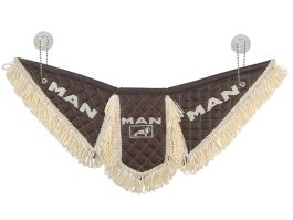 Вымпел автомобильный Тройной MAN (экокожа с вышивкой) коричневая кожа и бежевая бахрома (11910) Вымпел автомобильный Тройной MAN (экокожа с вышивкой) коричневая кожа и бежевая бахрома (11910)