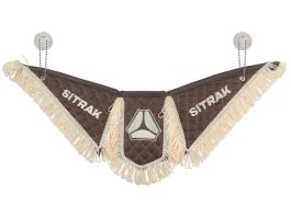 Вымпел автомобильный Тройной SITRAK (экокожа с вышивкой) коричневая кожа и бежевая бахрома (11926) Вымпел автомобильный Тройной SITRAK (экокожа с вышивкой) коричневая кожа и бежевая бахрома (11926)